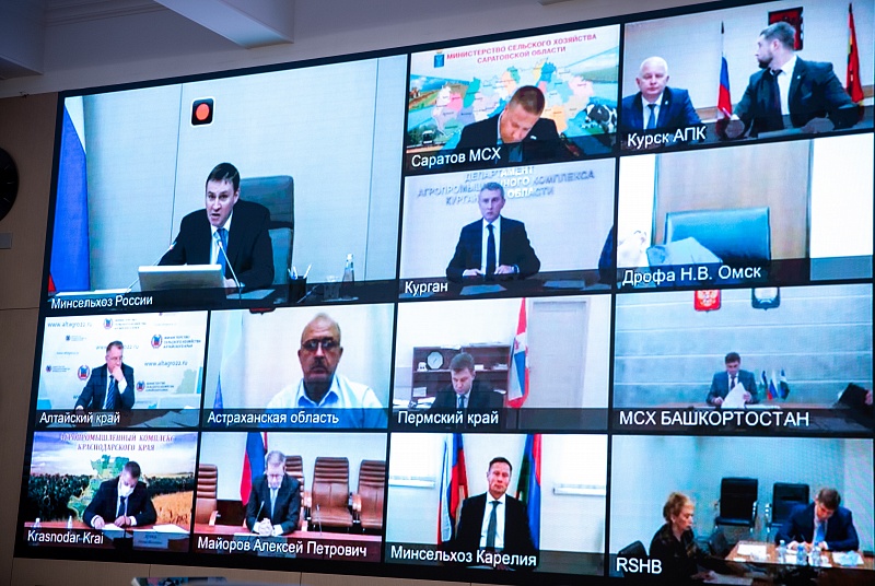 Ход сезонных полевых работ, последствия ЧС природного характера в регионах и развитие агрострахования обсудили на оперштабе в Минсельхозе России. 